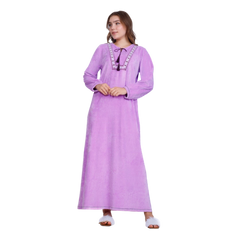 زكوتكس عباية شتوية مخملية مطرّزة – بنفسجي فاتح – مقاسات متعددة