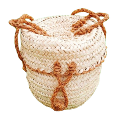 سلة خوص طبيعية بغطاء وحبال مزخرفة