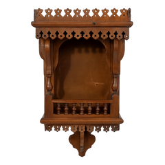 رف جداري خشبي مشغول يدويًا بزخارف عربية