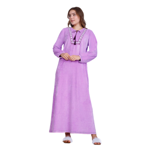 زكوتكس عباية شتوية مخملية مطرّزة – بنفسجي فاتح – مقاسات متعددة