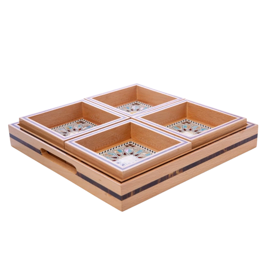 صينية تقديم خشبية مطعمة بالفسيفساء مع أوعية مزخرفة