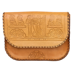 باست جاليري حقيبة جلد يدوي بلون الكراميل الفاتح منقوشة بنقوش فرعونية بارزة