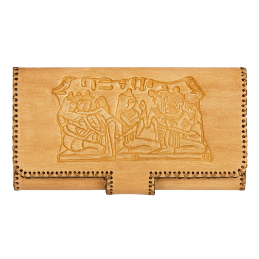 باست جاليري محفظة نسائية جلد جملي بنقوش فرعونية محفورة يدويًا