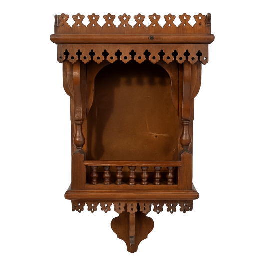 رف جداري خشبي مشغول يدويًا بزخارف عربية