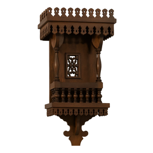 رف جداري خشبي مشغول يدويًا بتصميم مشربية