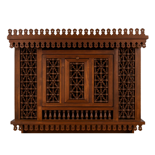 خزانة جدارية خشبية مشغولة يدويًا بزخارف مشربية
