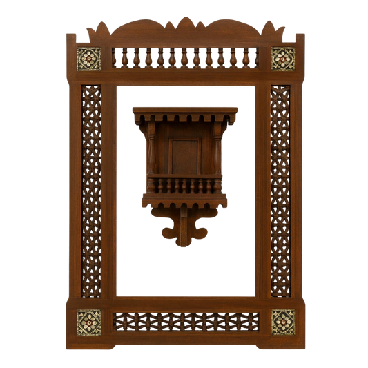 إطار جداري خشبي مشغول يدويًا بزخارف مشربية وتطعيمات فنية