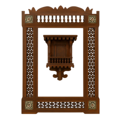 إطار جداري خشبي مشغول يدويًا بزخارف مشربية وتطعيمات فنية